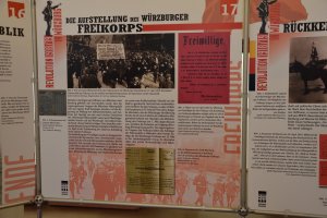 Kommentar zur aktuellen Ausstellung im Rathaus Würzburg, Foto einer Stelltafel