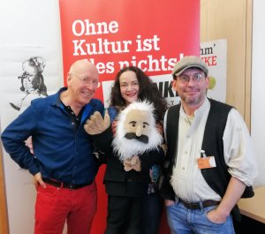 Simone Barrientos mit Andreas Kurrus und Matthias Träger, beide im Vorstand des Verbands Deutscher Puppentheater